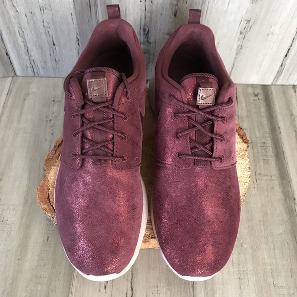 Nike Shoes - Women’s Nike Roshe Shoes